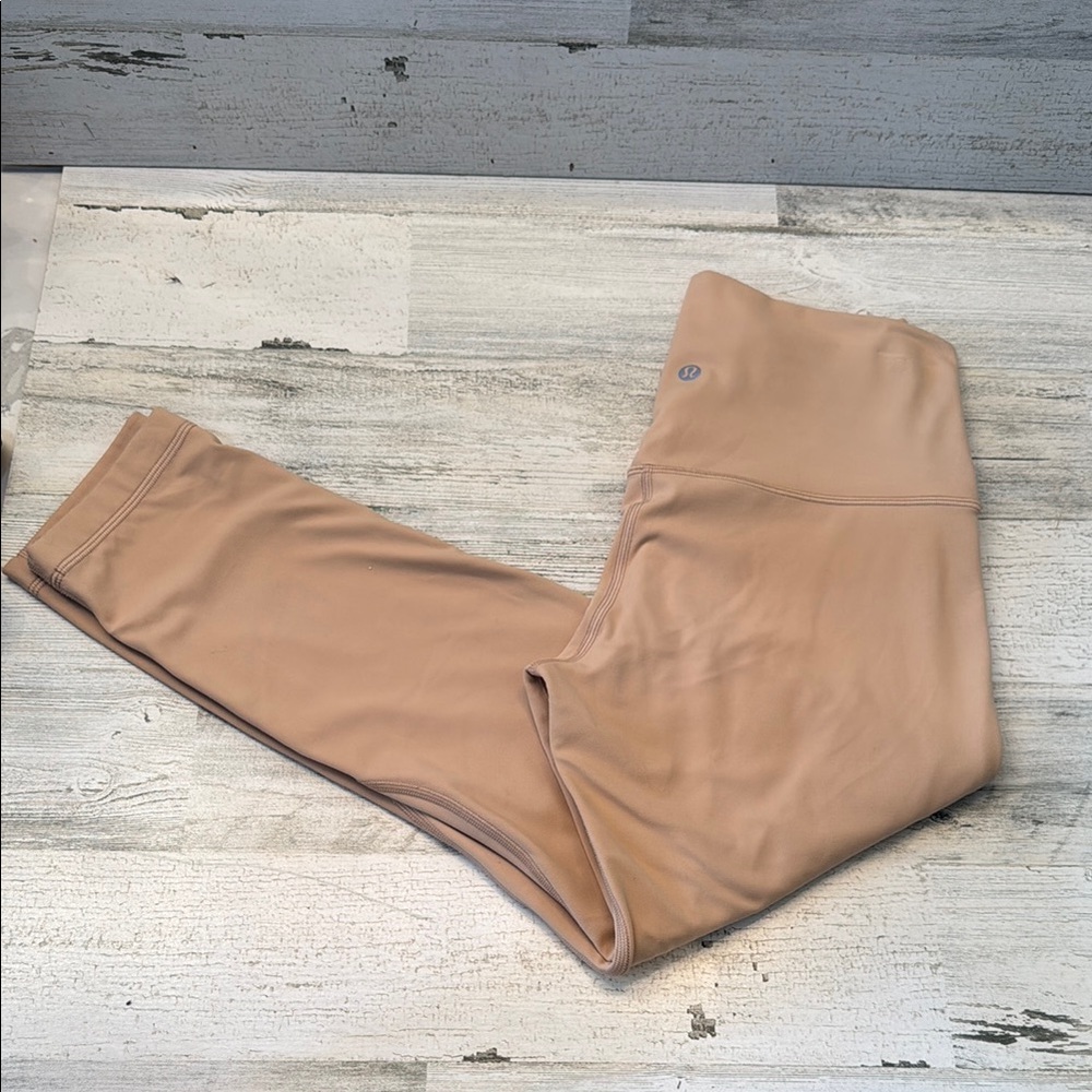 Lululemon Leggings High-Waisted doublelined
32 in waist to hem/ 23 in inseam